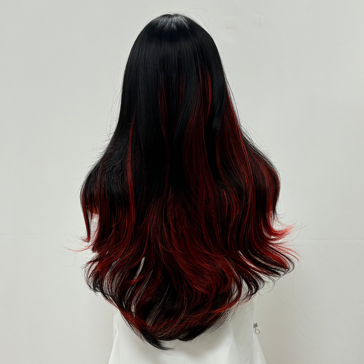 Peluca de 66 centímetro con Mechas Balayage  Fleco en ‘V’ • Ondas Naturales  Para Diario, Fiesta, Viajes Colores Disponibles: Rojo Vibrante, Azul Eléctrico, Morado Mystic
